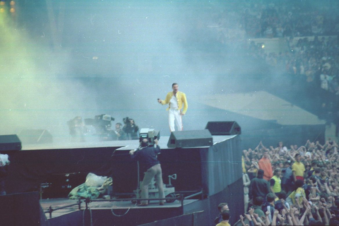 Стадион уэмбли 1986. Queen Уэмбли 1986. Концерт Queen на Уэмбли. Стадион Уэмбли 1985. Queen концерт на стадионе Уэмбли 1986.